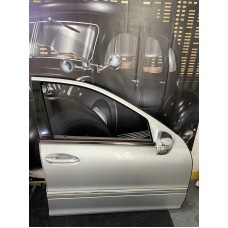 Двері передні праві Mercedes-Benz W203 седан 2002р. Двері передні праві Mercedes-Benz W203 седан 2002р.